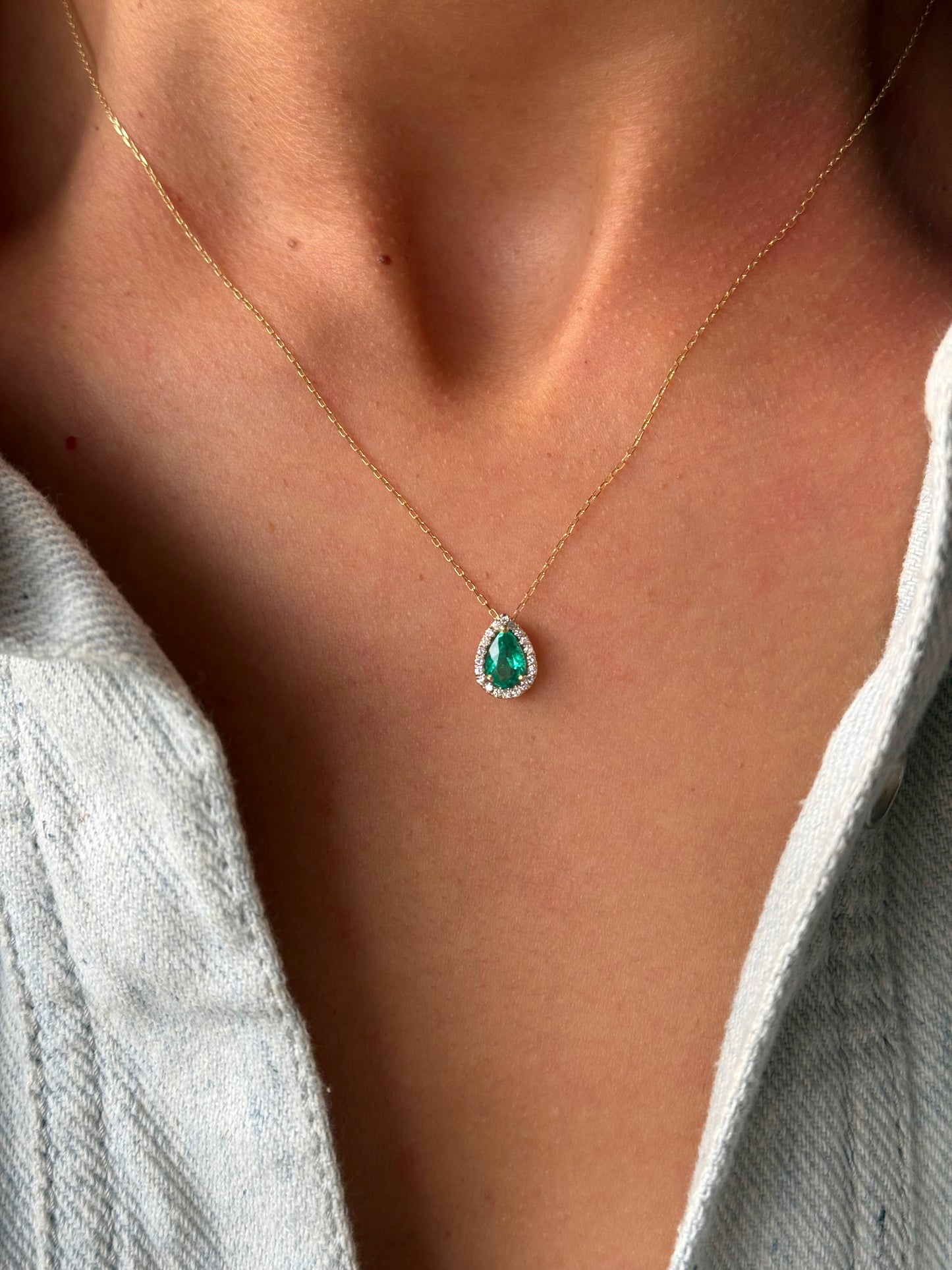 Emerald drop necklace surrounded by diamonds 18k gold - 0,53ct