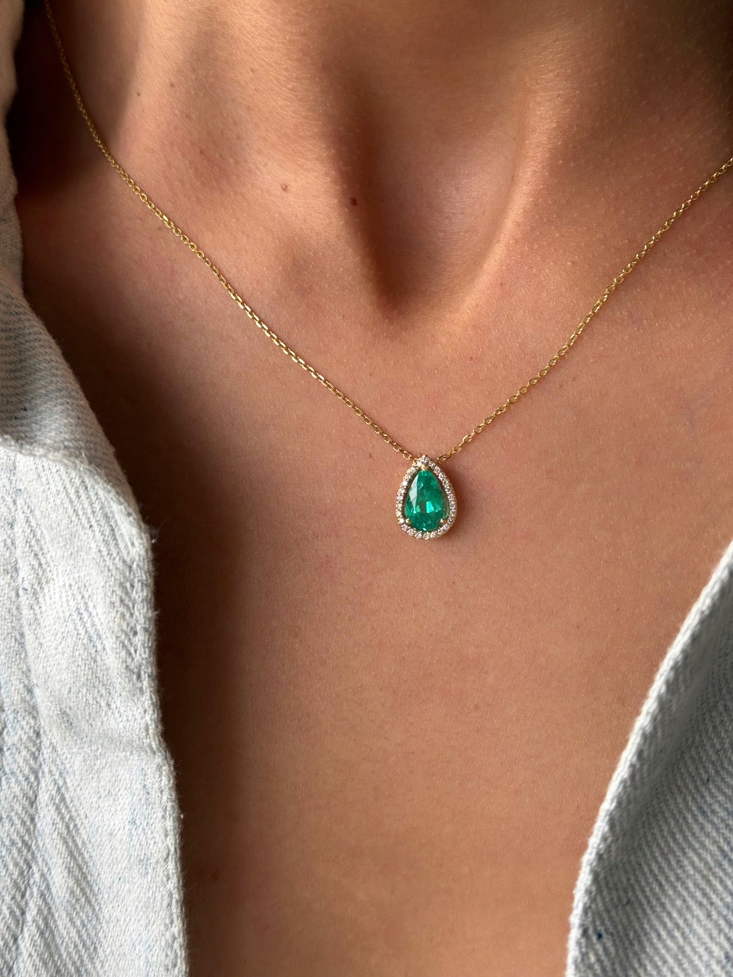 Emerald drop necklace surrounded by diamonds 18k - 1,38ct